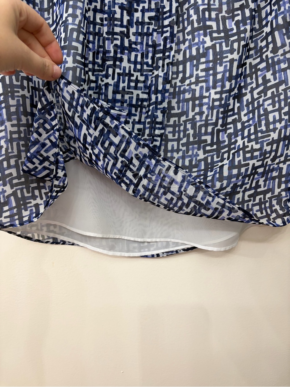 Coldwater Creek Navy and White Geometric Ruffle V-Neck Blouse Size M (10-12) - Picture 4 of 4